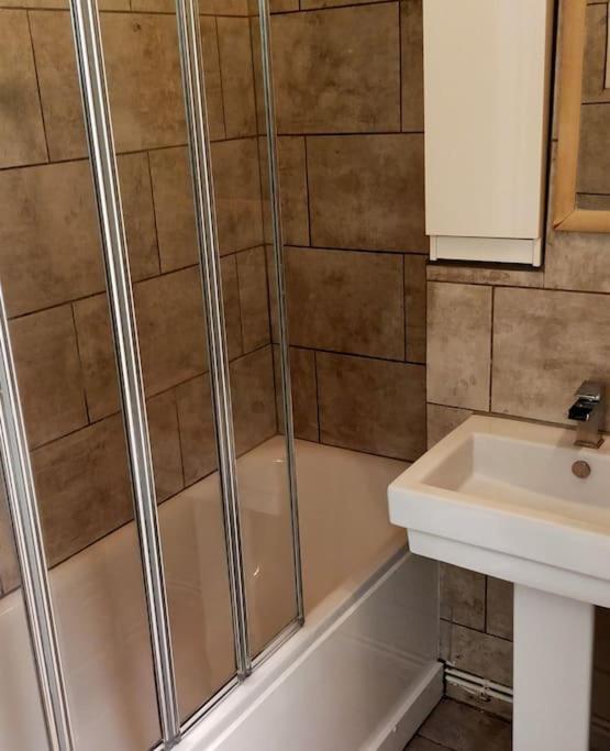 Impeccable 2-Bed House Apartment London Luaran gambar