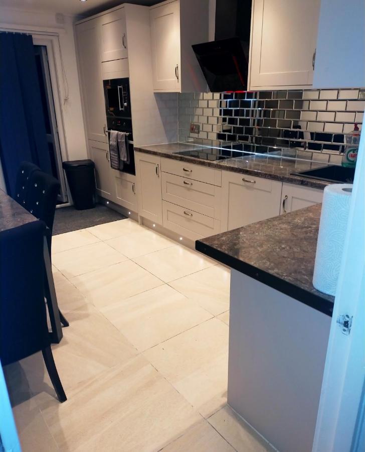 Impeccable 2-Bed House Apartment London Luaran gambar